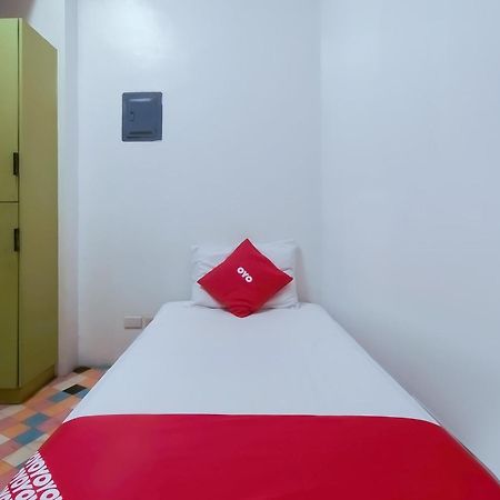 Spot On Junction Hostel Макати Экстерьер фото