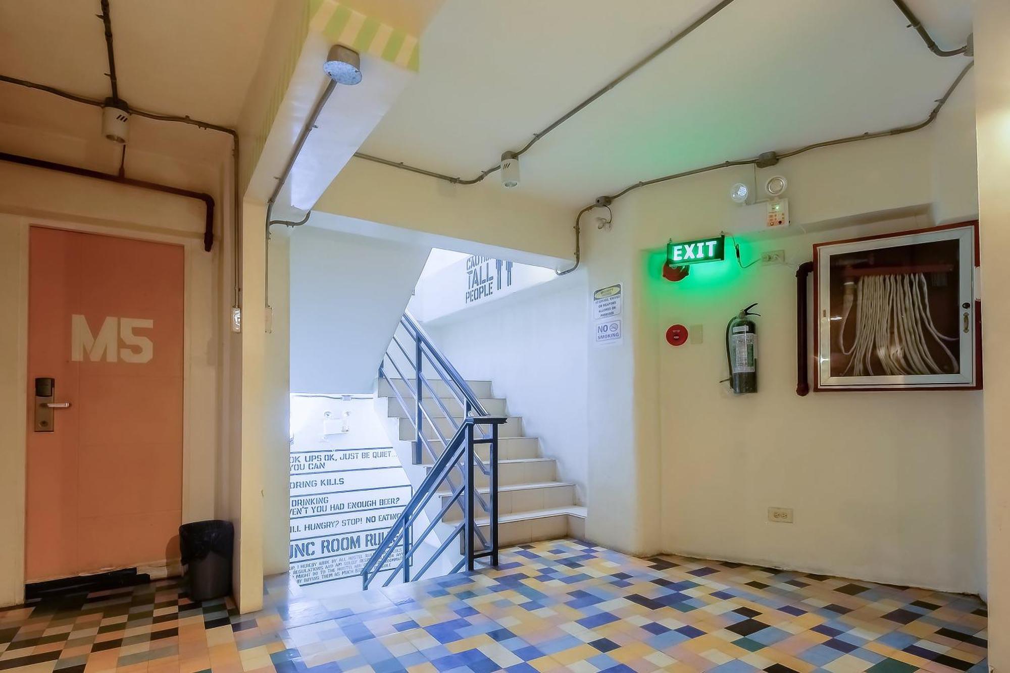 Spot On Junction Hostel Макати Экстерьер фото