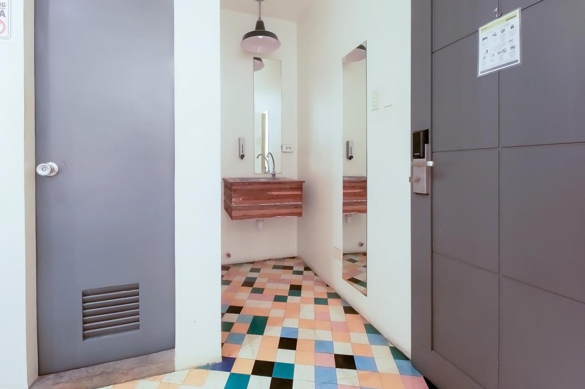 Spot On Junction Hostel Макати Экстерьер фото