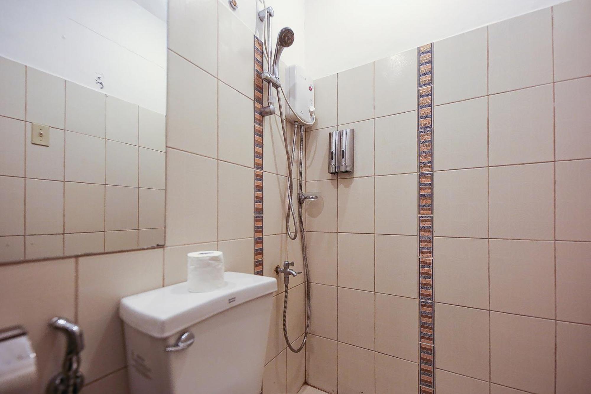 Spot On Junction Hostel Макати Экстерьер фото