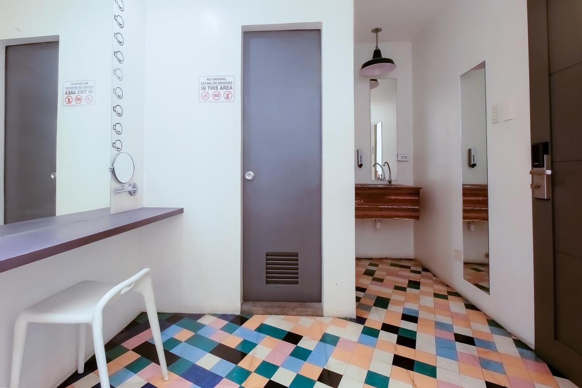 Spot On Junction Hostel Макати Экстерьер фото
