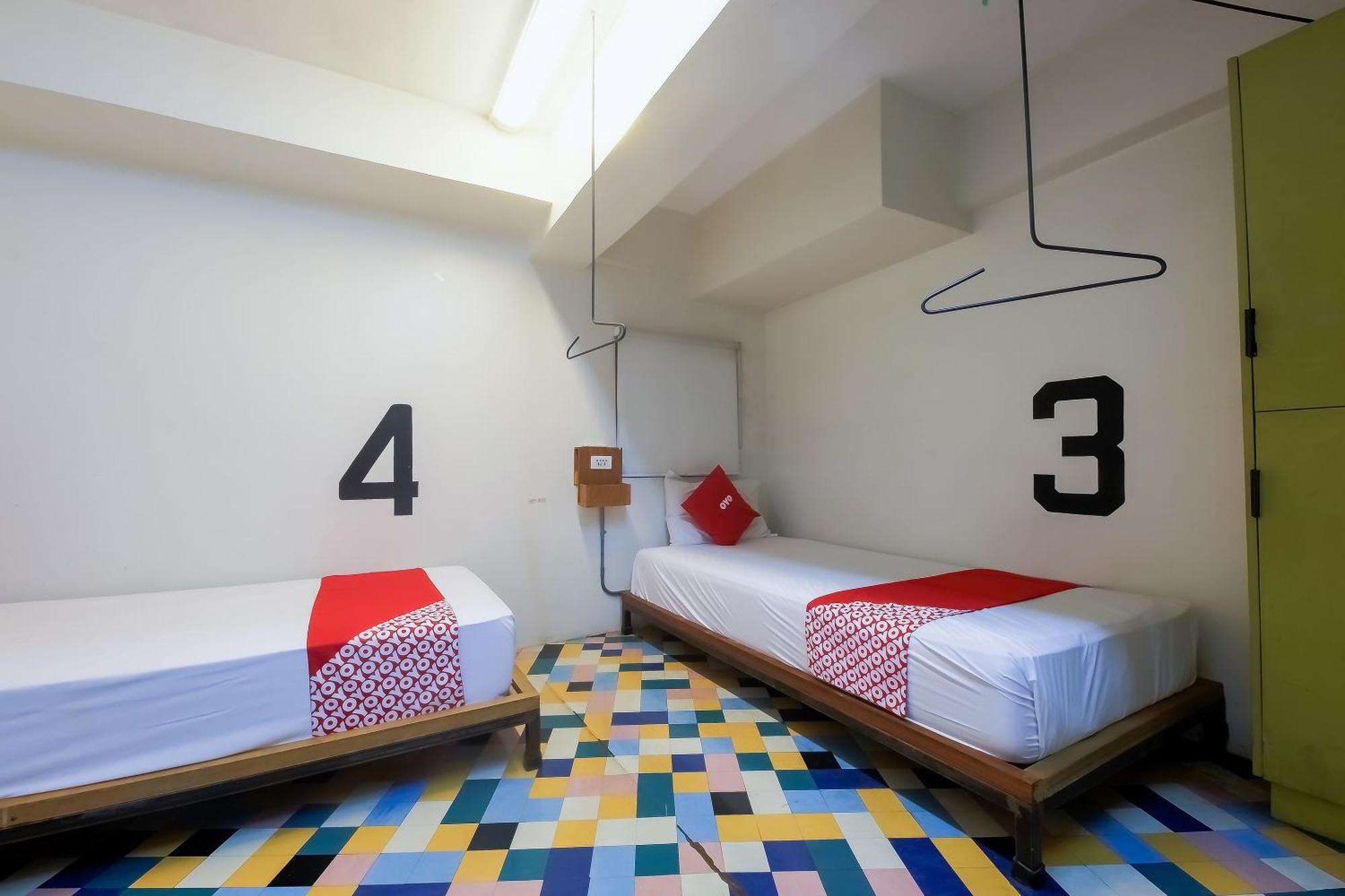 Spot On Junction Hostel Макати Экстерьер фото