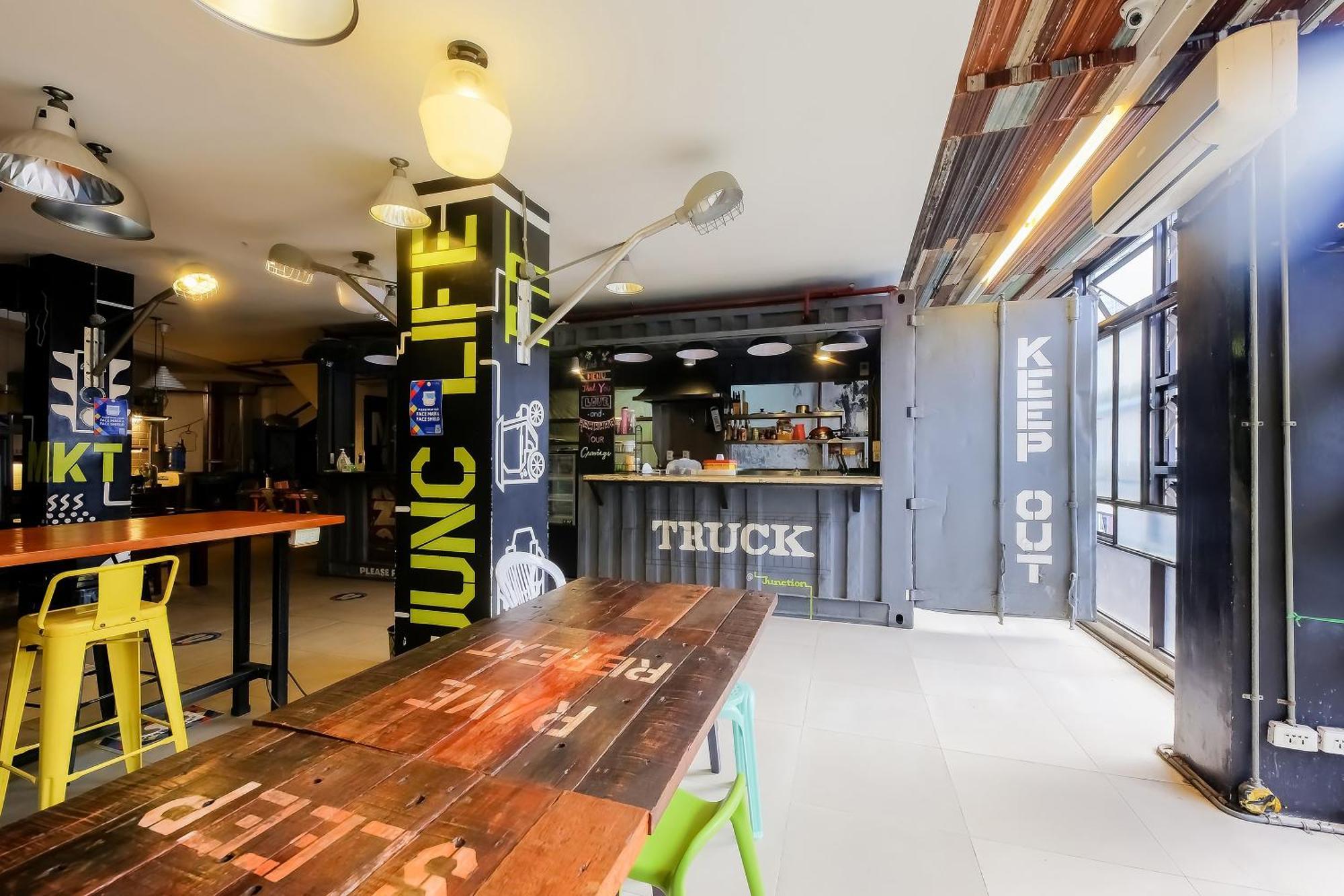 Spot On Junction Hostel Макати Экстерьер фото